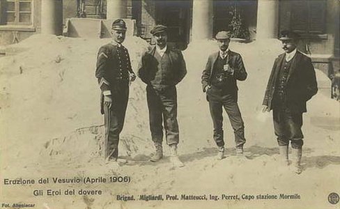 Eruzione del 1906 - cartolina d'epoca - dal sito La memoria dei luoghi